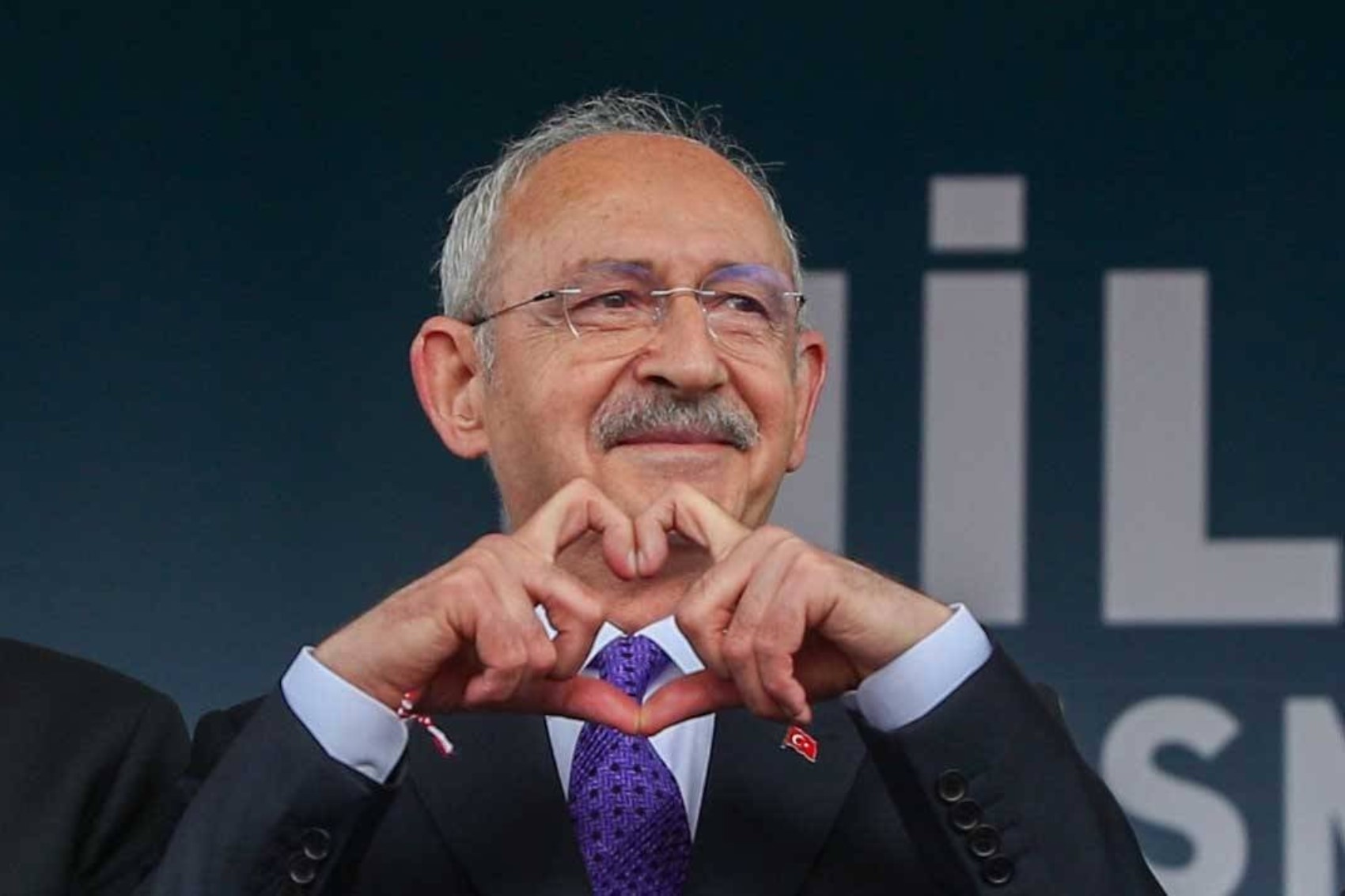 Erdoğan ve Kılıçdaroğlu'nu düşündürecek sonuç: Özgür Özel'in 'Yeni Parti'si 3 farklı şirketin anketine damga vurdu!