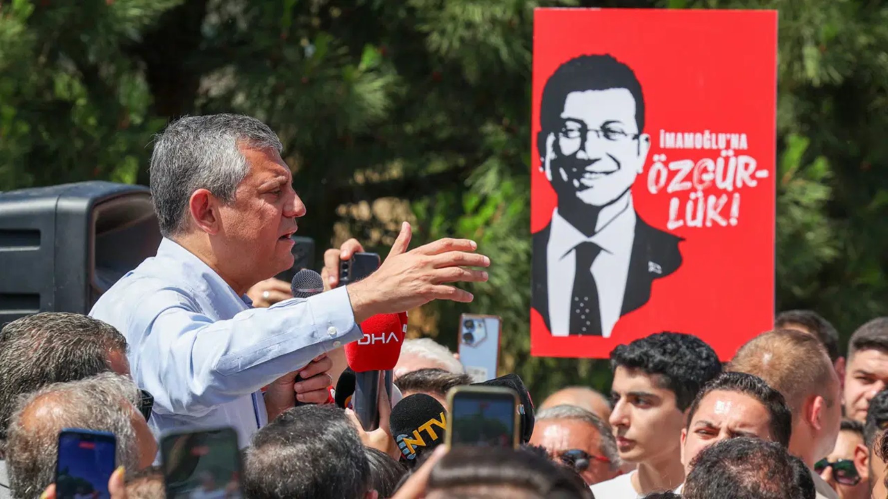 Erdoğan ve Kılıçdaroğlu'nu düşündürecek sonuç: Özgür Özel'in 'Yeni Parti'si 3 farklı şirketin anketine damga vurdu!