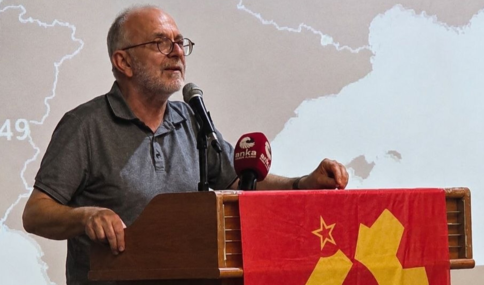 TKP amblemi bulunan kürsüde konuşma yapan bir kişinin arşiv görüntüsü.