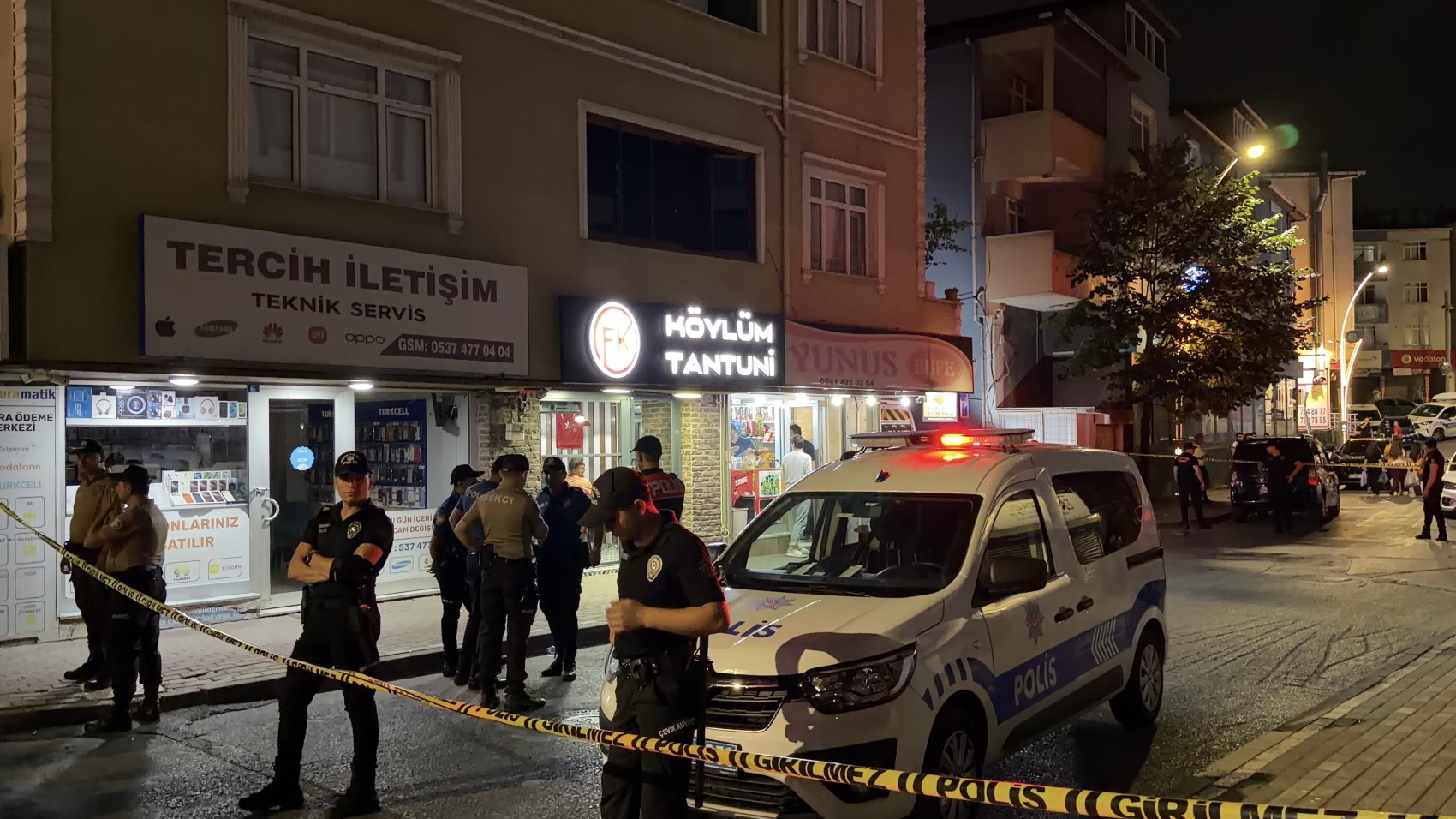 Sokak ortasında silahlı kavga: Yoldan geçerken yaralandı