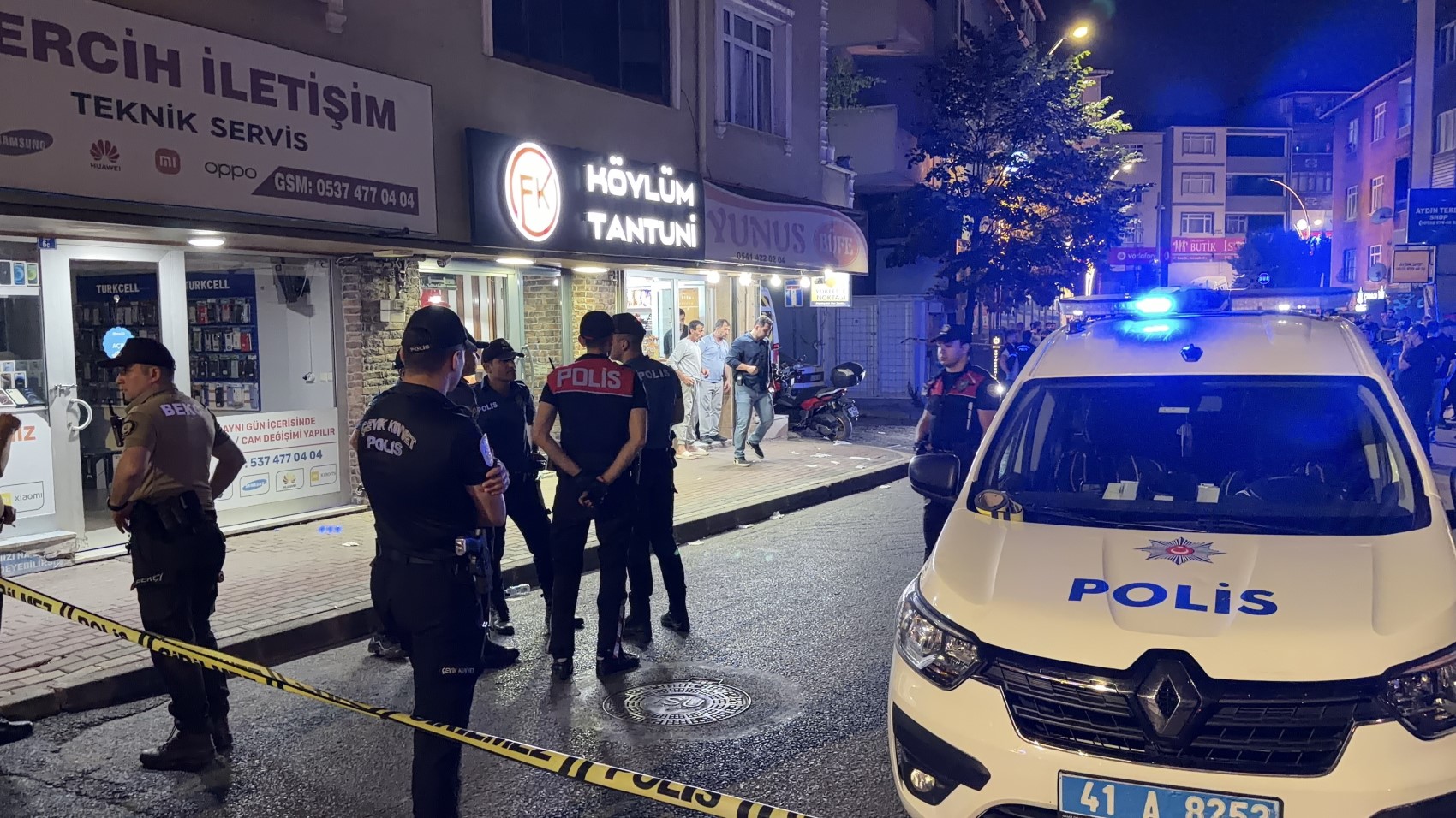 Sokak ortasında silahlı kavga: Yoldan geçerken yaralandı