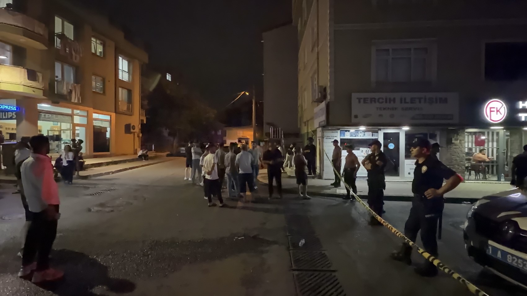 Sokak ortasında silahlı kavga: Yoldan geçerken yaralandı