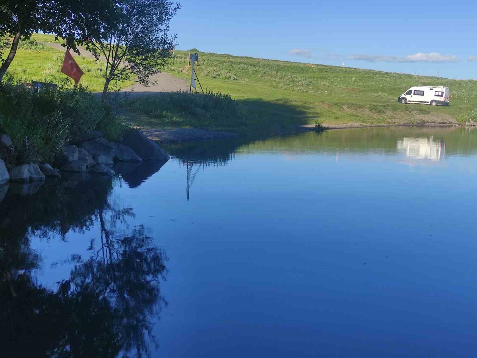 Çıldır Gölü kıyısında Türk bayrağı ve karavan