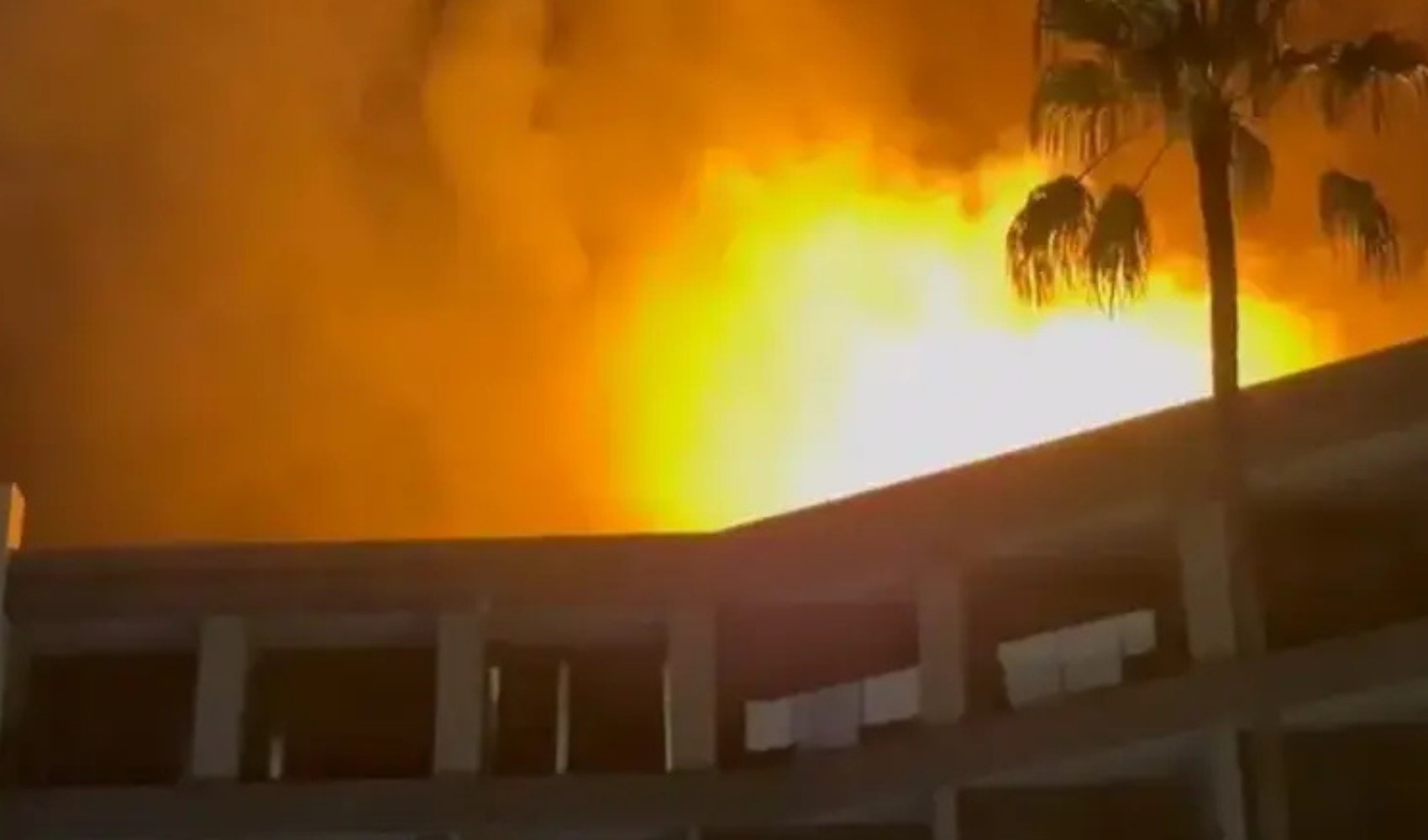 Alanya'daki otelde korku dolu anlar: Otel alev aldı