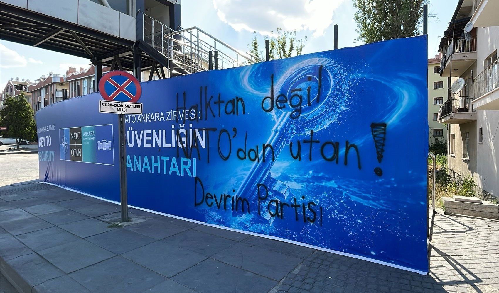 Devrim Partisi üyelerinden NATO protestosu: Geldikleri gibi gidecekler