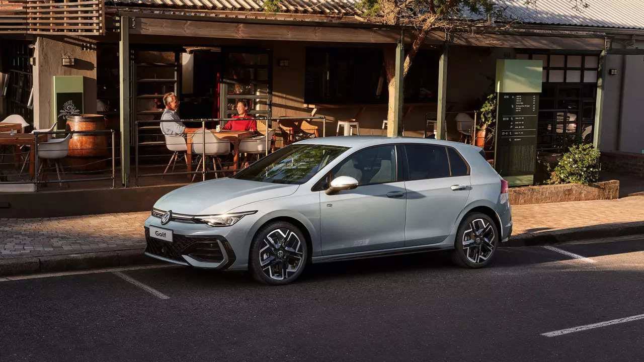 Volkswagen Golf modelinin şehir içinde park halinde gösterildiği tanıtım görseli.