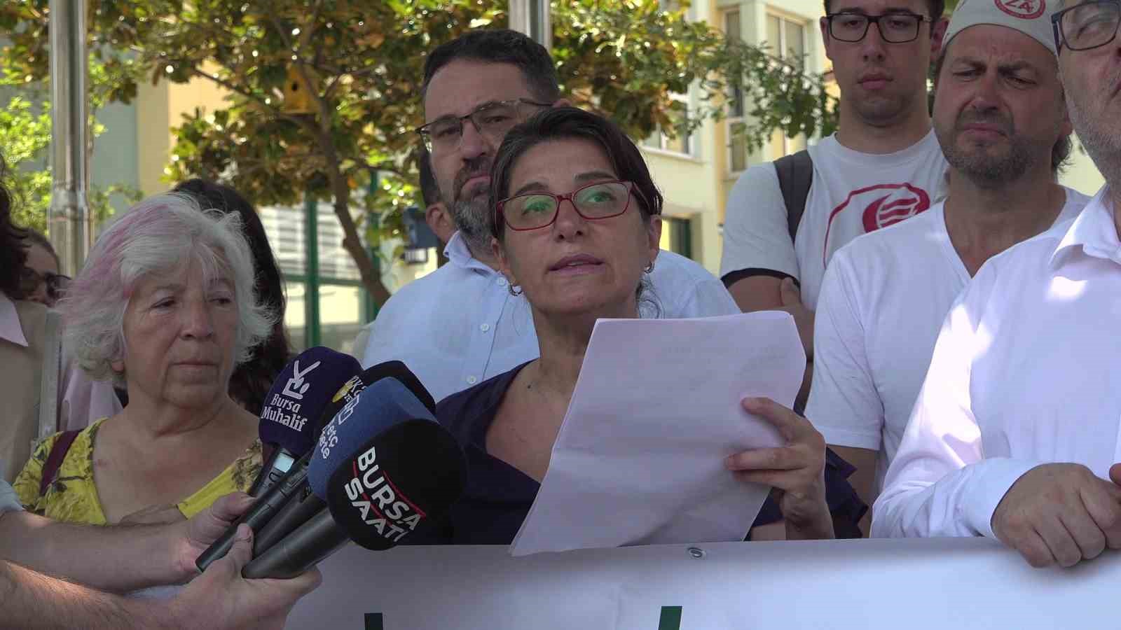 Melike Baysal, basın mensuplarına açıklama yaparken çevresinde protestoya katılanlar görülüyor.