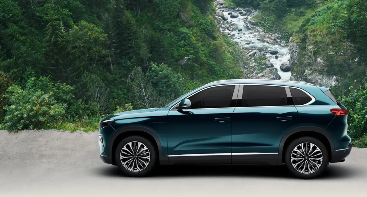 Doğa manzarası önünde konumlandırılmış bir SUV modeli.