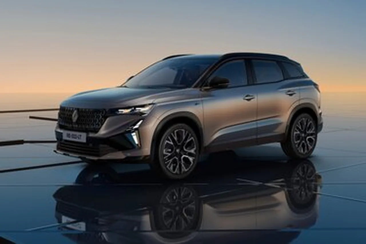 Gün batımı ışığında sergilenen gri renkli SUV otomobil.