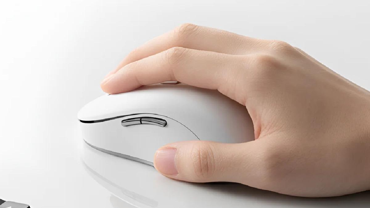 Beyaz renkli kablosuz mouse üzerinde el bulunan ürün görseli.