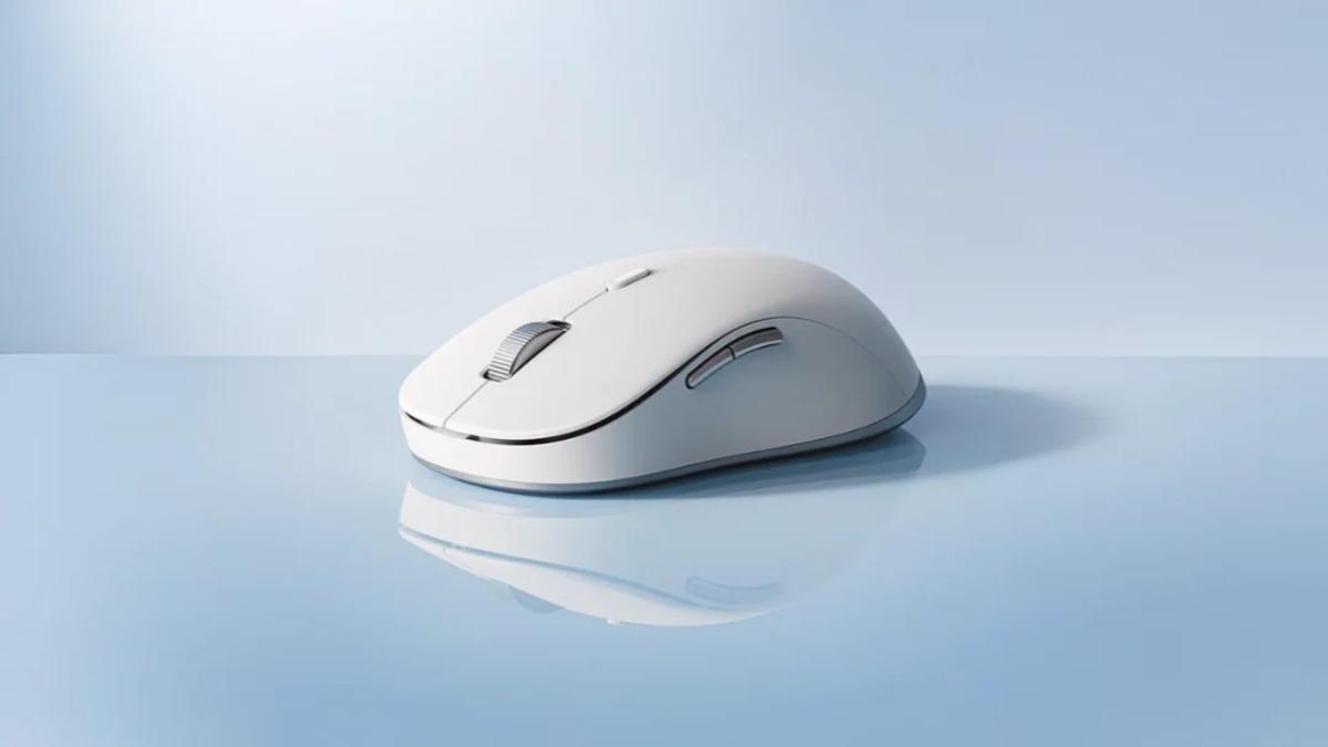 Açık mavi arka plan üzerinde beyaz kablosuz mouse ürün görseli.