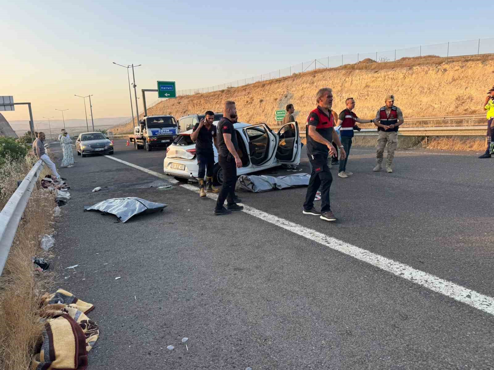 Şanlıurfa’da kaza sonrası olay yerinde ekiplerin çalışması.