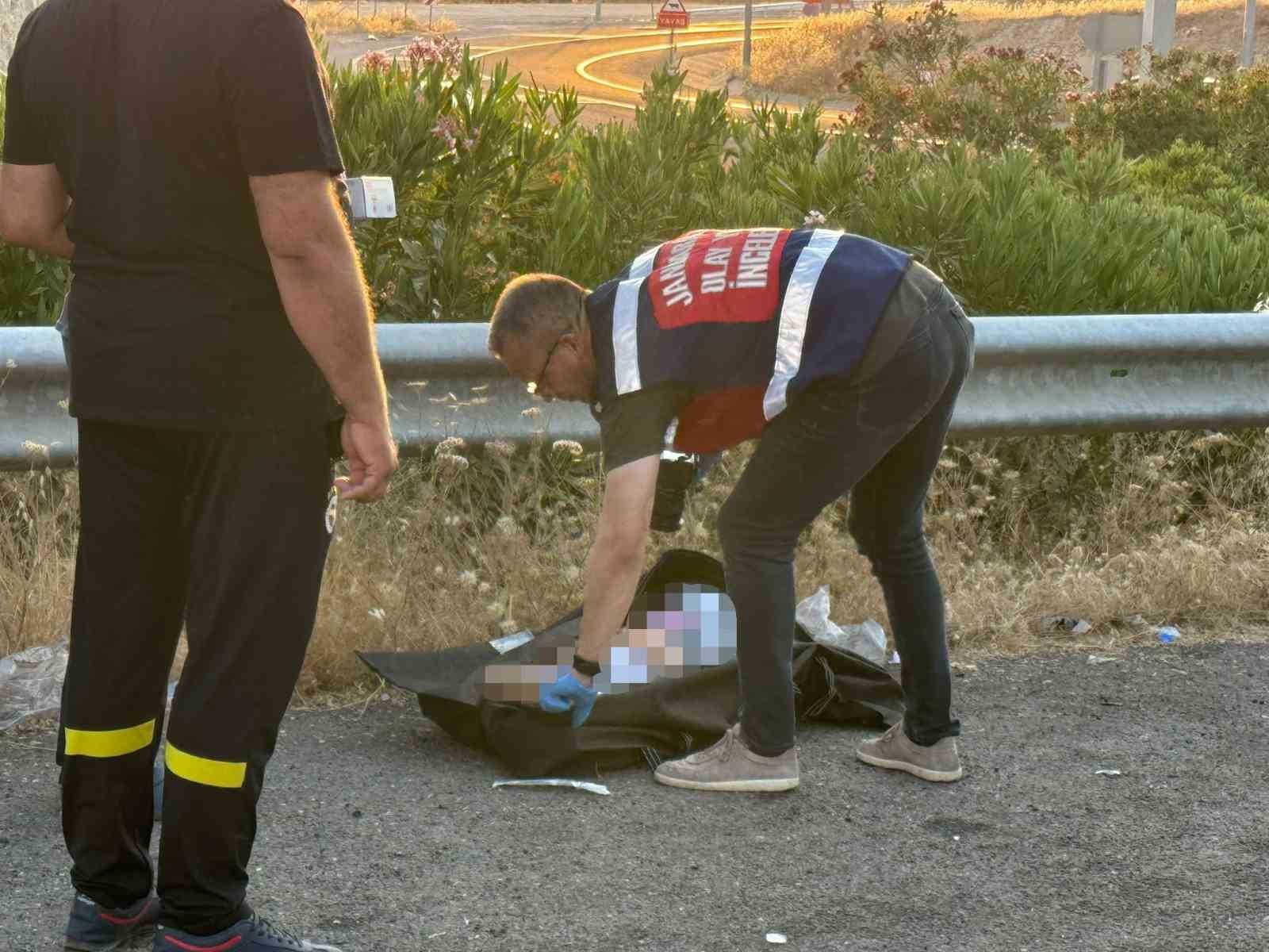 Kaza bölgesinde ekiplerin inceleme çalışması.