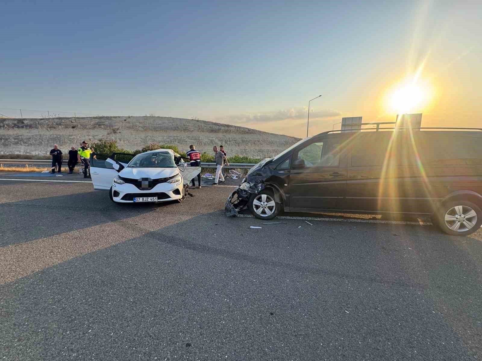 Şanlıurfa’daki kazaya karışan otomobil ve ticari araç.