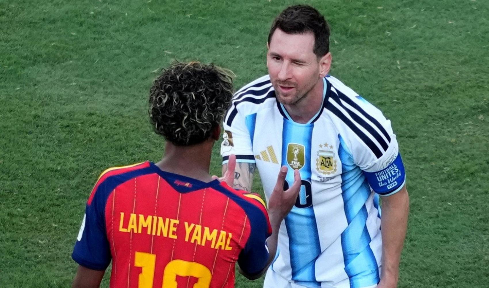 İspanya forması giyen Lamine Yamal ile Arjantin forması giyen Lionel Messi saha içinde karşı karşıya görülüyor.