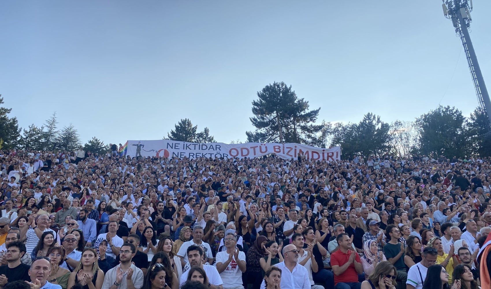 'Öğrenciler sahneye sırtını döndü, Athena’ya da tepki gösterildi'