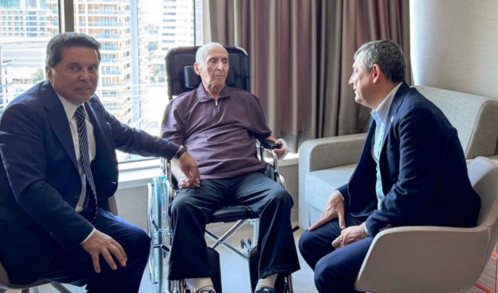 Özgür Özel, tedavi gören Hikmet Çetin'i ziyaret etti