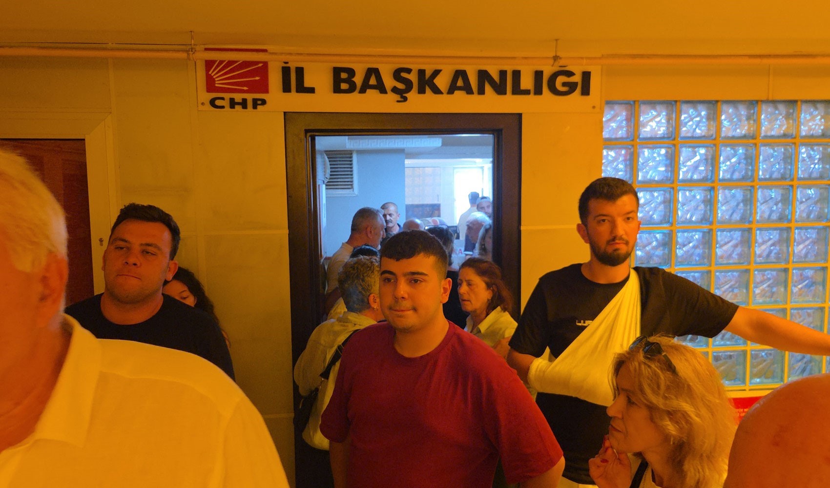 Görevden alınan CHP Samsun yönetimi il binasını boşalttı