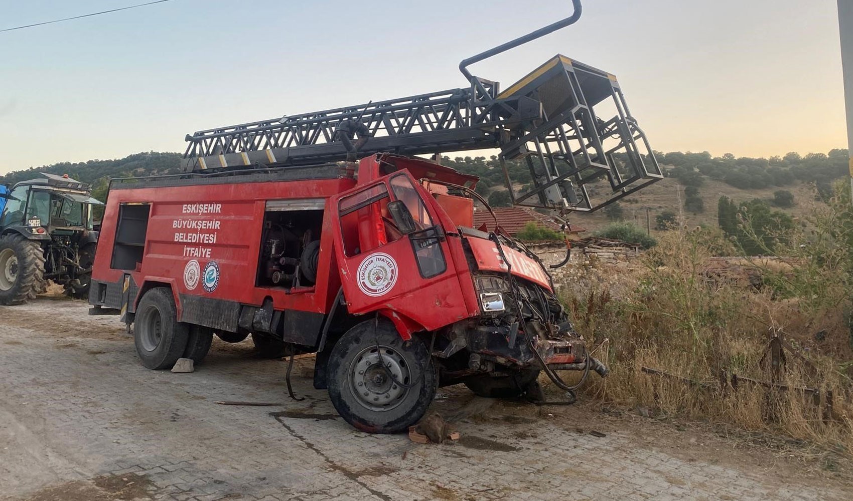 Yangından dönen itfaiye aracı eve çarptı