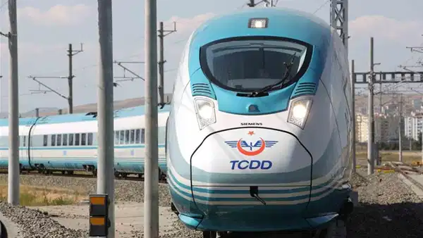 Ray hattında duran yüksek hızlı tren.