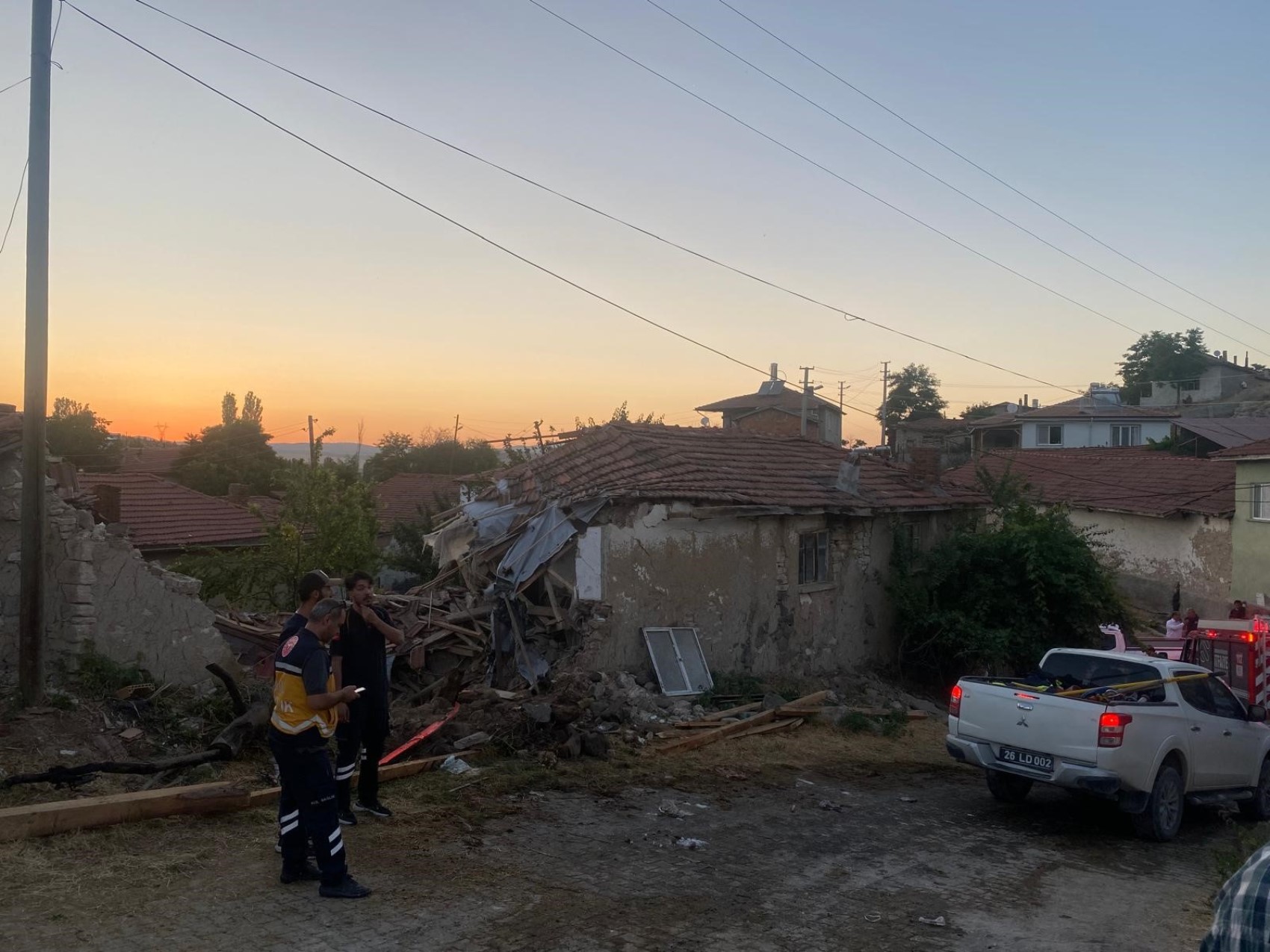 Yangından dönen itfaiye aracı eve çarptı