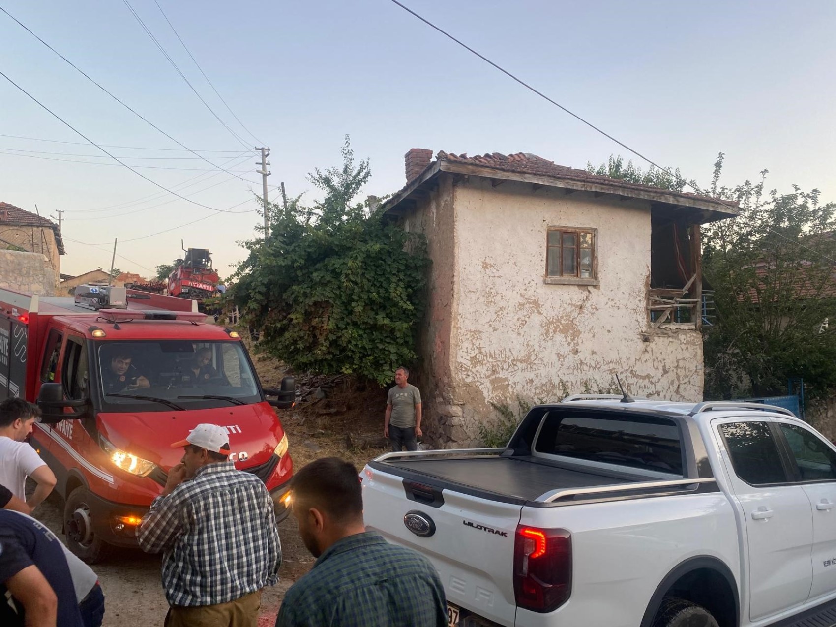 Yangından dönen itfaiye aracı eve çarptı