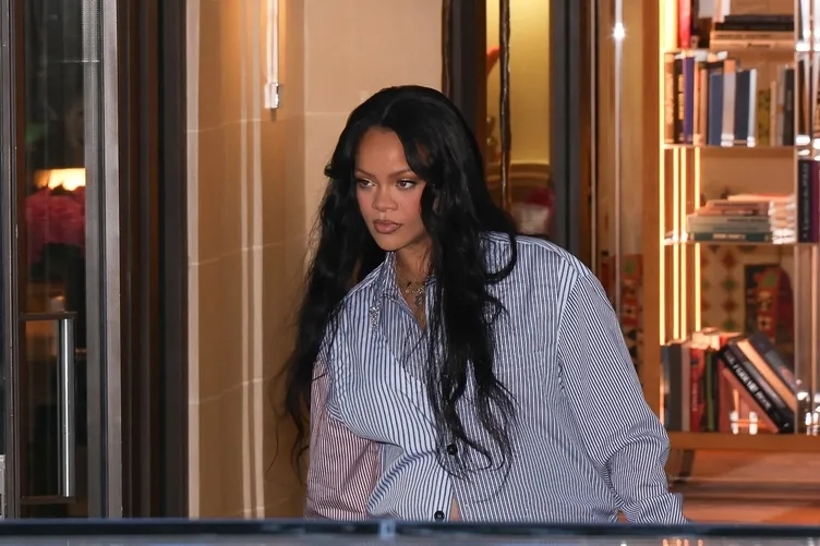 Rihanna'nın kapalı bir mekânda çekilmiş fotoğrafı.