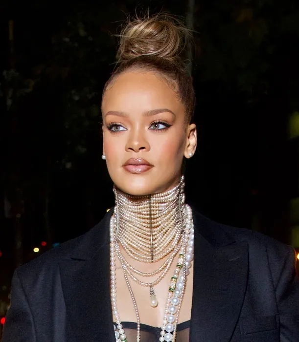 Rihanna'nın gece çekilmiş portre fotoğrafı.