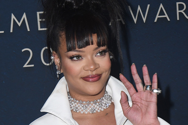 Rihanna'nın bir etkinlikte el salladığı fotoğraf.