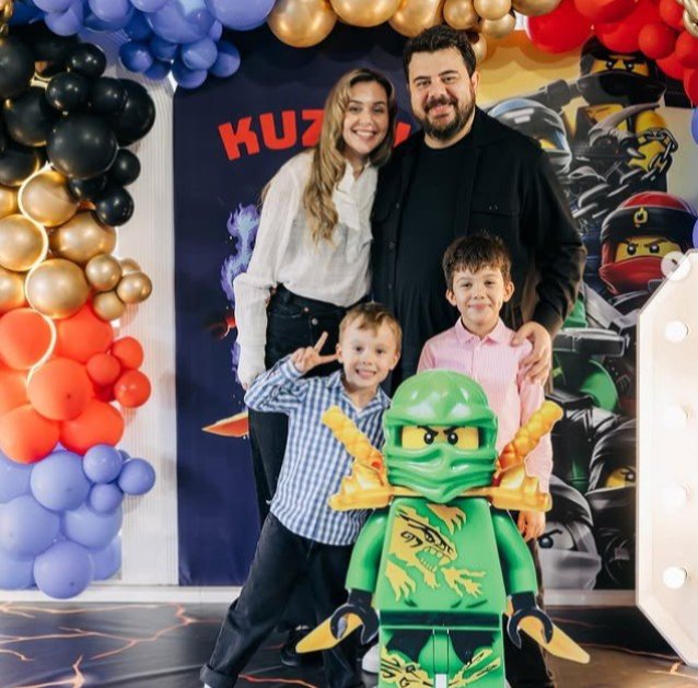 Eser ve Berfu Yenenler, çocuklarıyla birlikte bir doğum günü etkinliğinde görülüyor.