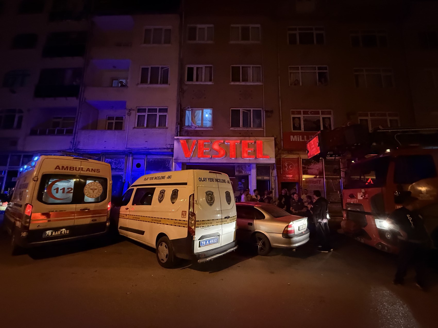 Eşinin boğazını keserek öldürdü: Çocukları o anlara şahit oldu