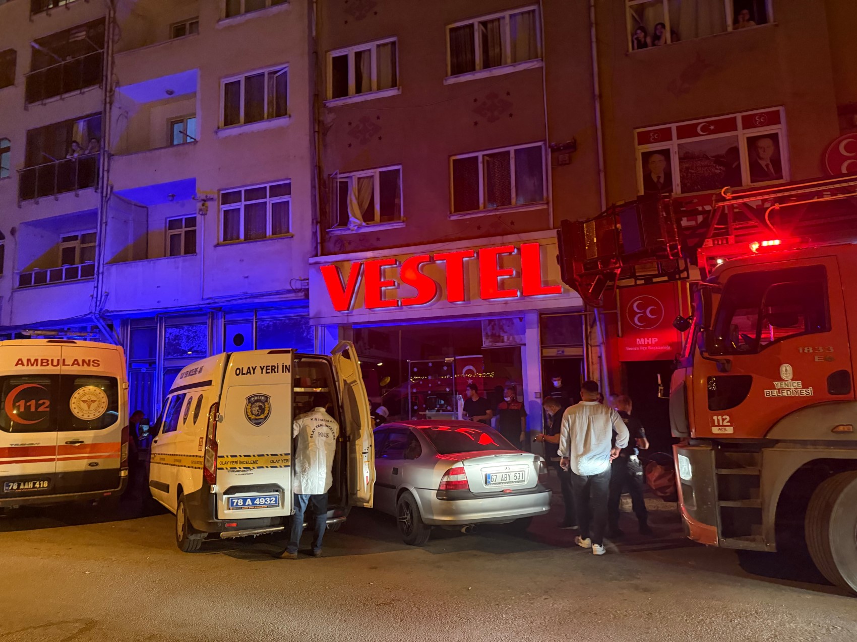 Eşinin boğazını keserek öldürdü: Çocukları o anlara şahit oldu