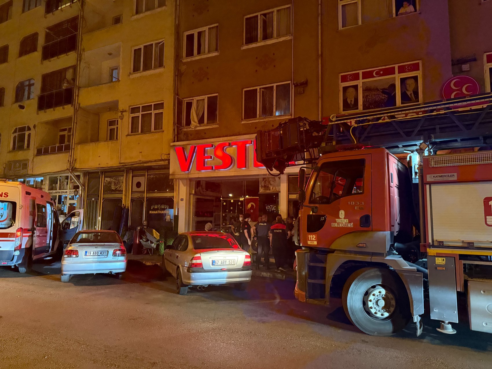 Eşinin boğazını keserek öldürdü: Çocukları o anlara şahit oldu