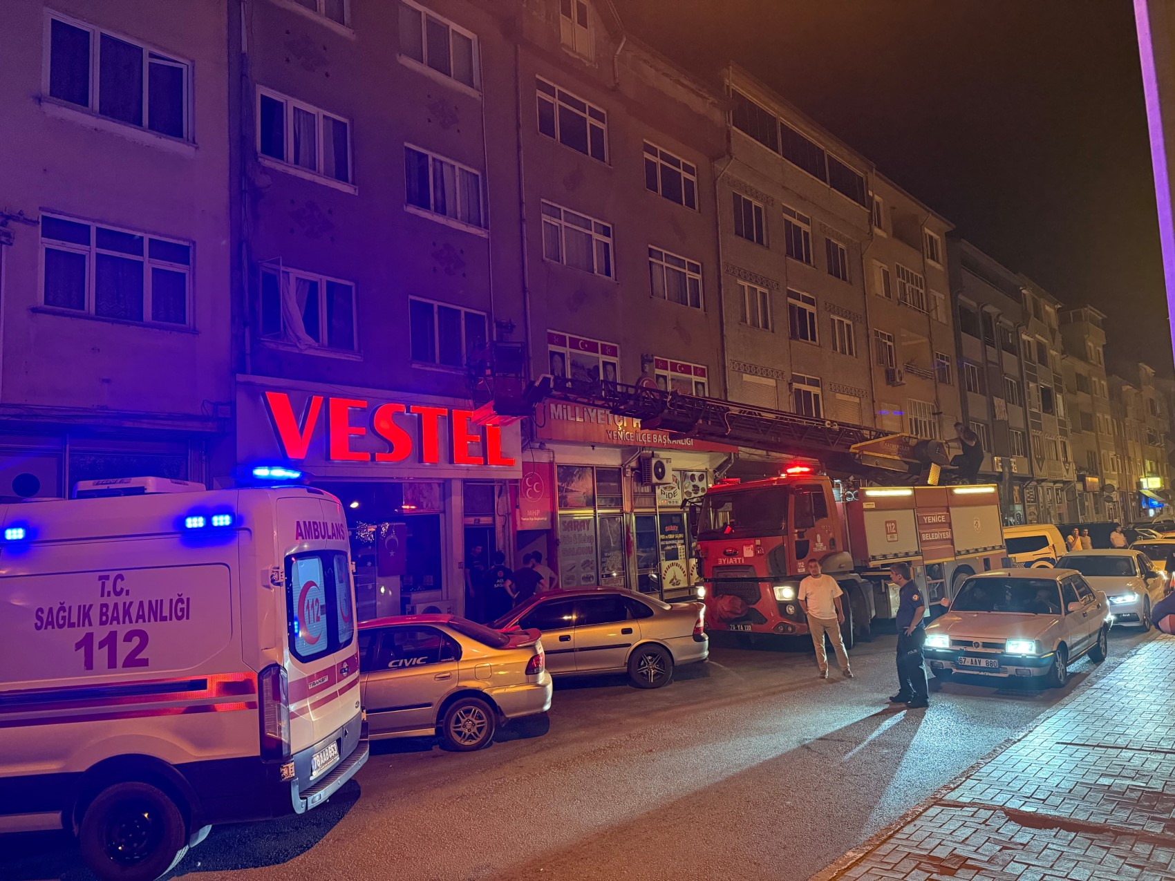 Eşinin boğazını keserek öldürdü: Çocukları o anlara şahit oldu