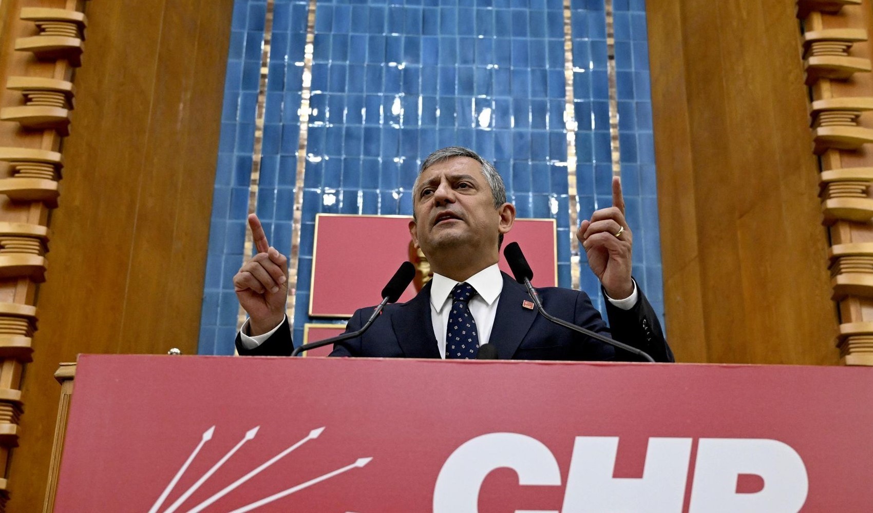 How did the newspapers view Özgür Özel's farewell to the CHP?