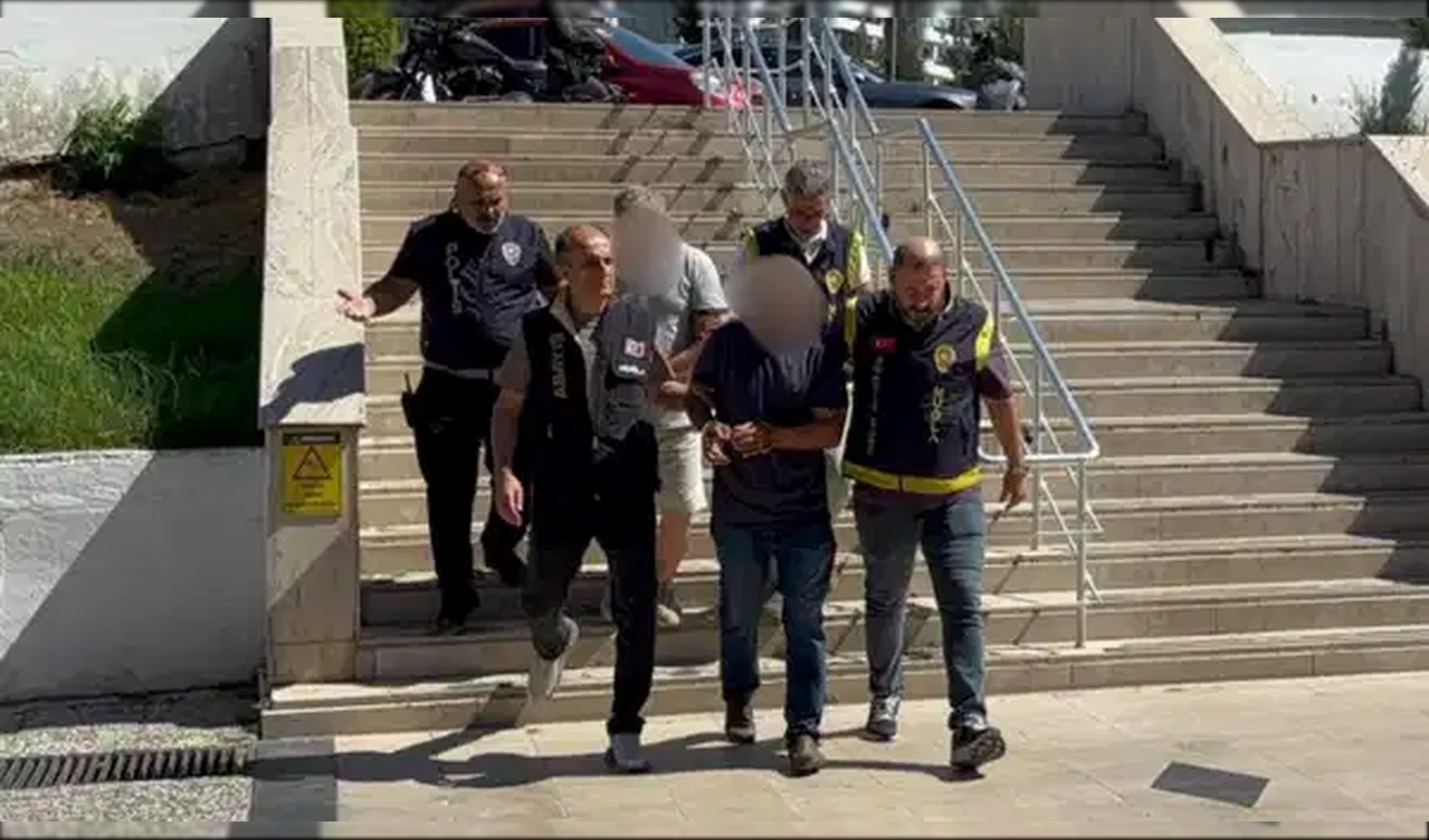 Eski emniyet müdürü parke taşı hırsızlığı şüphesiyle yakalandı