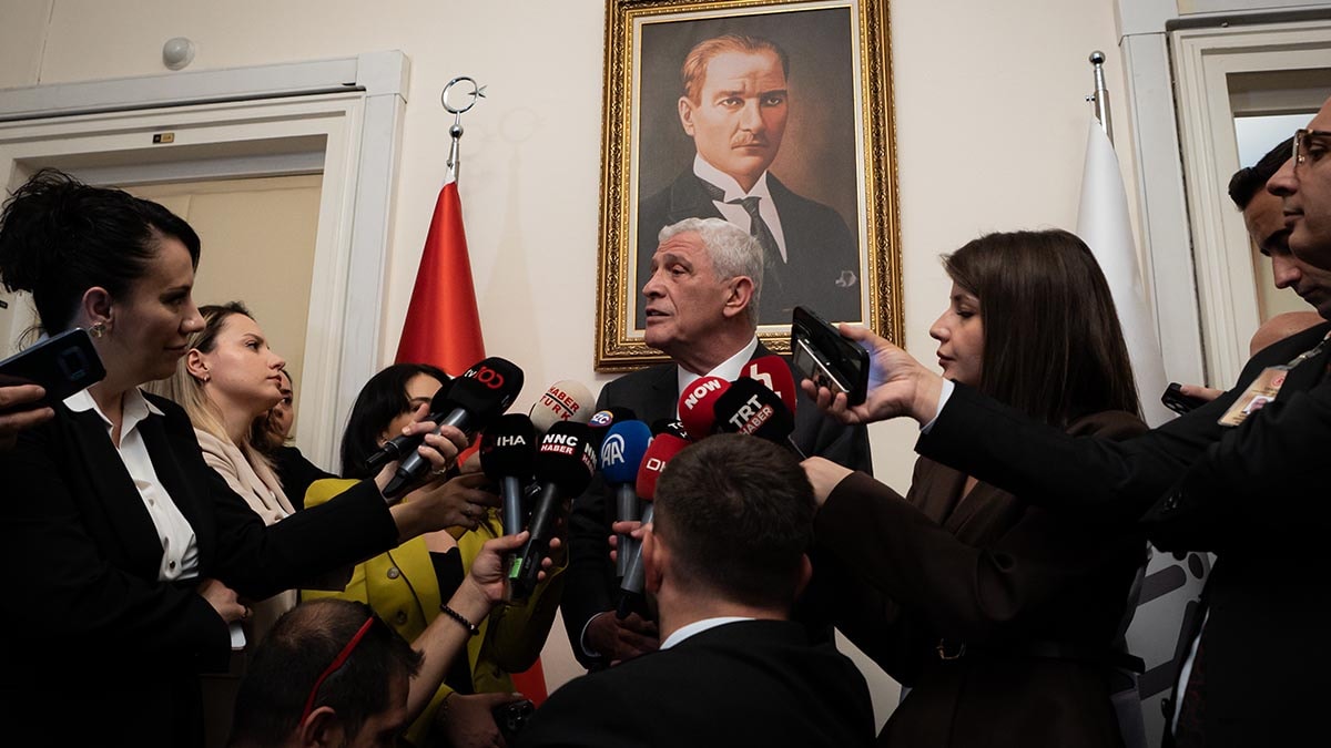 Müsavat Dervişoğlu, TBMM’de gazetecilerin sorularını yanıtlıyor.