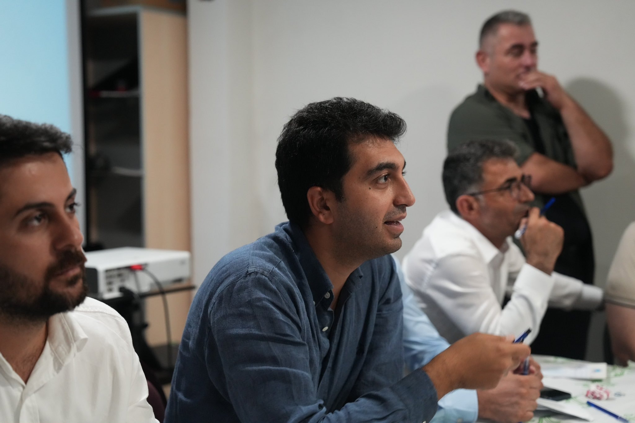 Eren Ali Bingöl’ün hemşehri derneği toplantısında konuşurken görüldüğü fotoğraf.