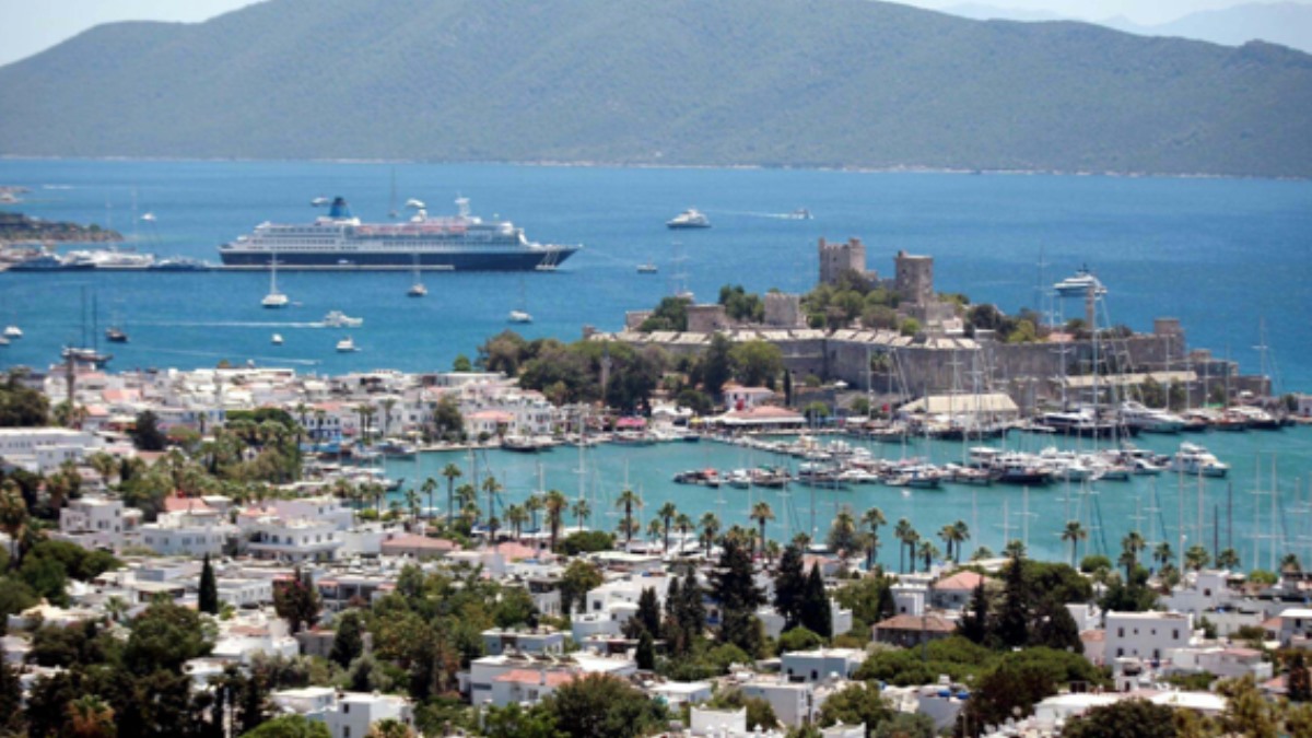 Bodrum Kalesi, marina ve kıyı şeridini gösteren Bodrum manzarası