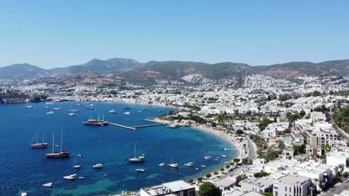 Bodrum kıyı şeridi, koylar ve teknelerin havadan görünümü