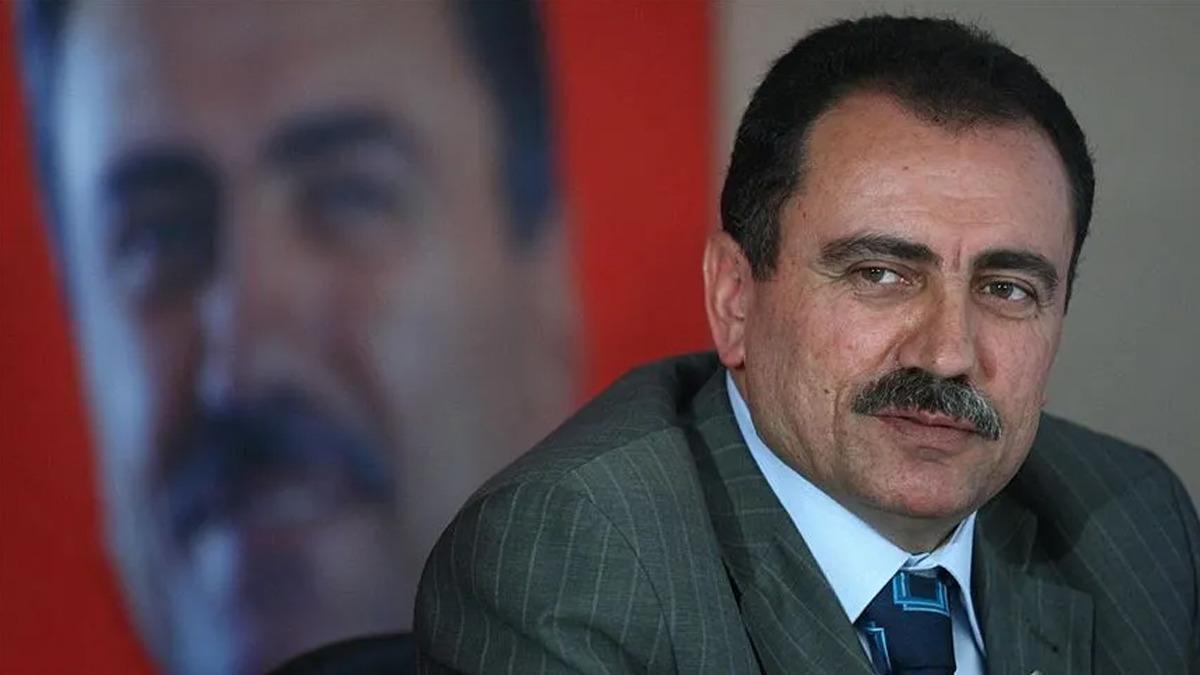 Muhsin Yazıcıoğlu’nun arka planda portresinin yer aldığı arşiv fotoğrafı.