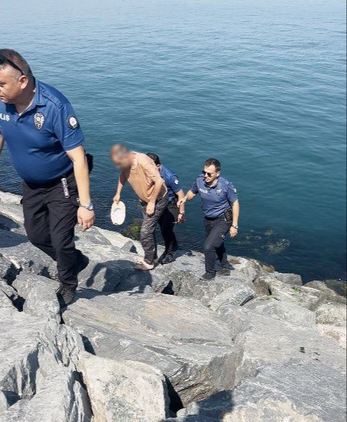 Avcılar sahilinde kayalıklarda polis ekiplerinin bir kişiye yardım ettiği anlar.
