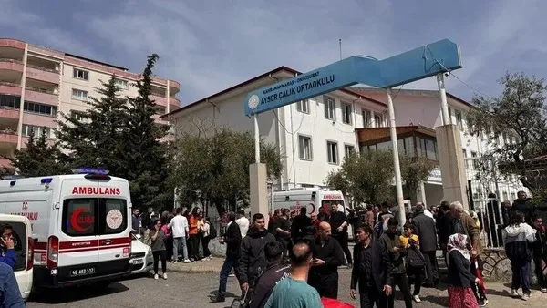 Kahramanmaraş’ta okul binası önünde ambulans ve kalabalık görülüyor.