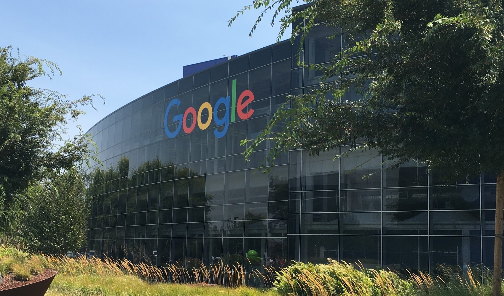 L'Unione Europea infligge a Google una multa da 1 miliardo di dollari per violazione della concorrenza nei motori di ricerca