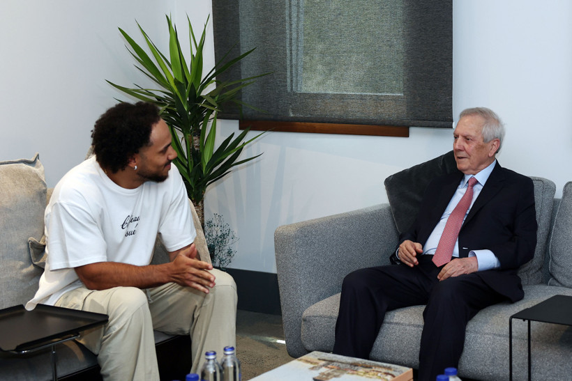 Shane Larkin ve Aziz Yıldırım, Chobani Stadı’nda gerçekleşen görüşmede sohbet ederken görülüyor.