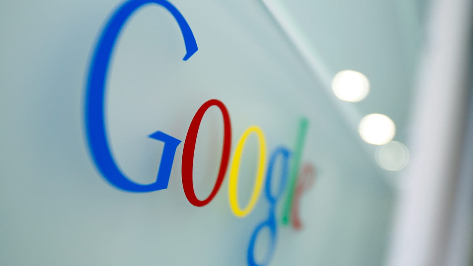 Google logosu, Brüksel’deki Google genel merkezinde görülüyor.