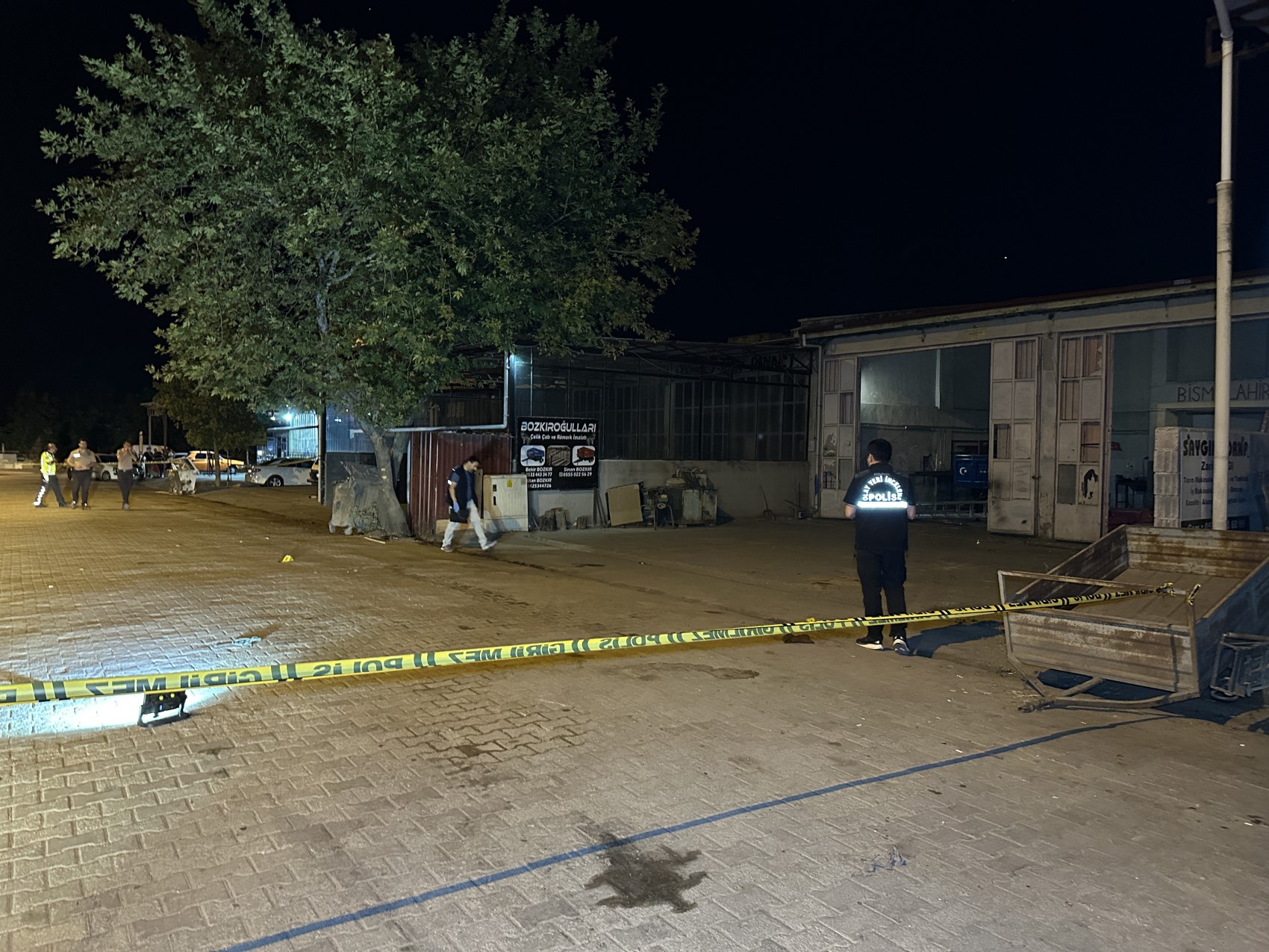 İki esnaf arasındaki tartışma silahlı kavgaya dönüştü: 13 yaralı