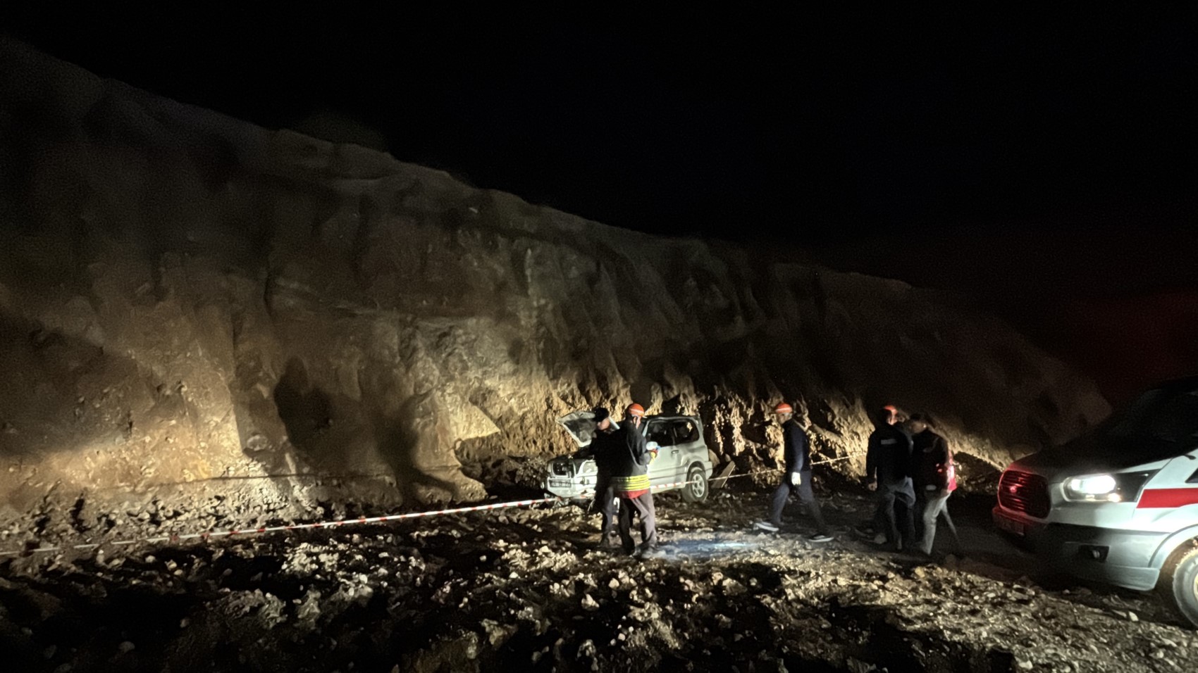 Junges Paar stirbt bei Absturz mit Geländewagen 15 Meter in die Tiefe