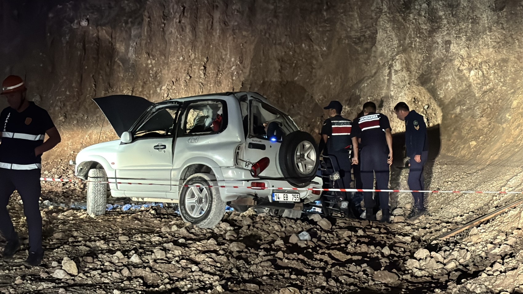 Junges Paar stirbt bei Absturz mit Geländewagen 15 Meter in die Tiefe