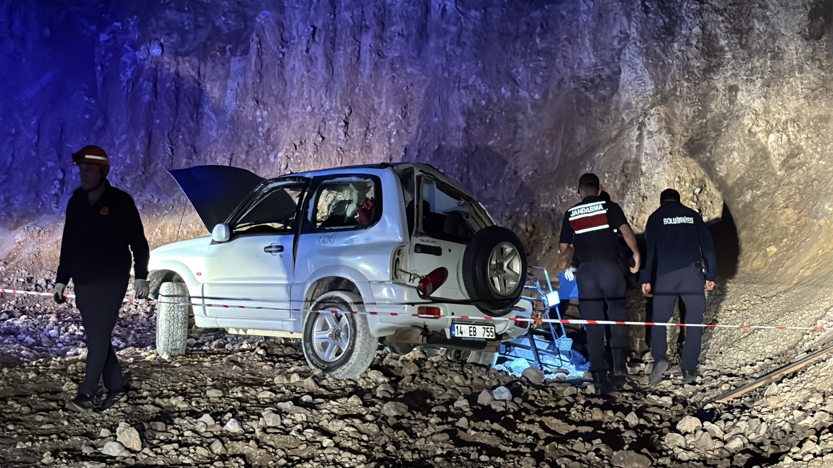 Junges Paar stirbt bei Absturz mit Geländewagen 15 Meter in die Tiefe